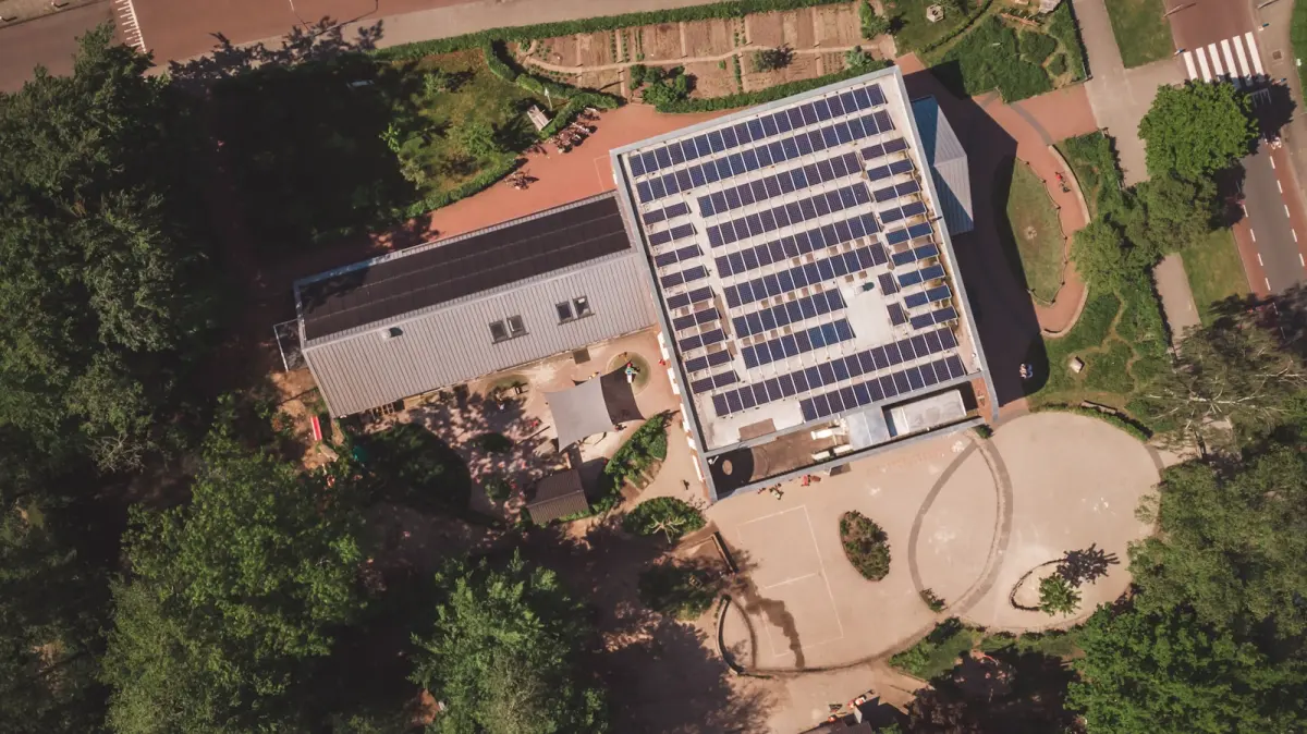 Zonnepanelen op Asbest Dak: Risico's & Opties 2026