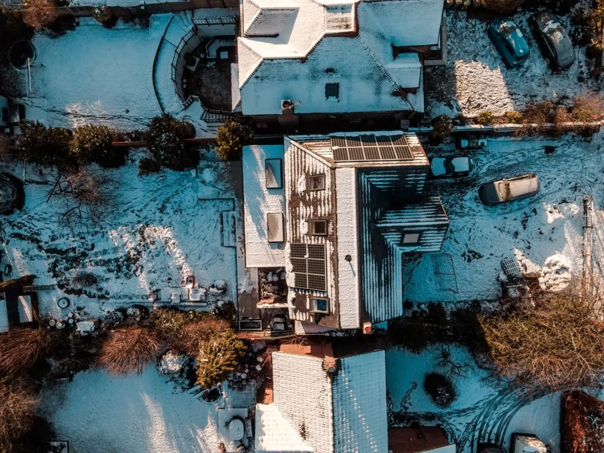 Zonnepanelen Plat Dak Sneeuw: Opbrengstverlies & Dooi