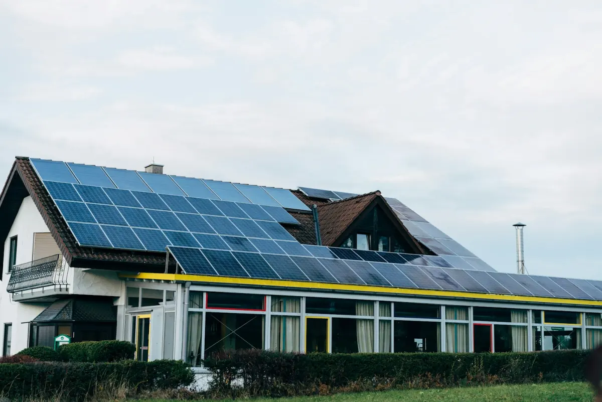 Zonnepanelen Tussenwoning: Opbrengst & Valkuilen
